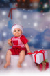 Photo: jeune enfant assis et décor de noël jeune enfant assis et décor de noël