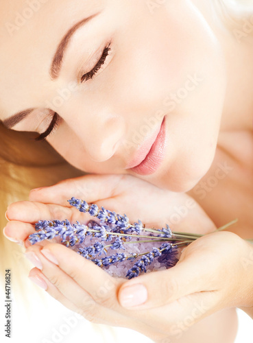 Foto: Beautiful girl smell lavender flowers Beautiful girl smell lavender flowers