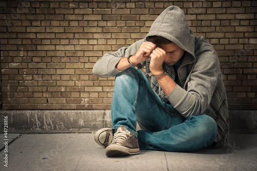 Photo: Jugendlicher mit Handschellen Jugendlicher mit Handschellen