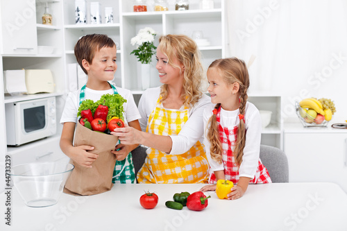 Foto: Healthy nutrition concept with people in the kitchen Healthy nutrition concept with people in the kitchen