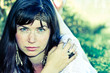 Portrait - Frau im Hippie Look in einer Wiese liegend