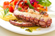 Gegrillter Tintenfisch mit Tomatensalat und Aioli
