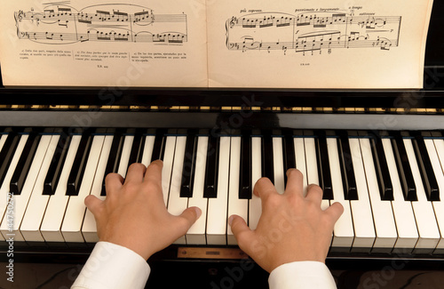 Photo: Mani sul pianoforte Mani sul pianoforte