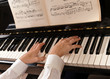 Mani che suonano il pianoforte