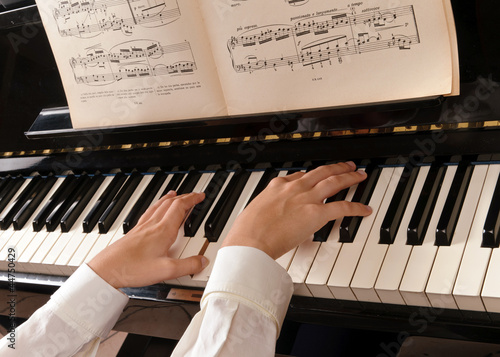 Photo: Mani che suonano il pianoforte Mani che suonano il pianoforte