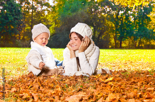 Photo: im herbst frau und ihr kind im herbst frau und ihr kind