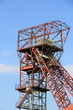 ein alter verlassener Förderturm im Hochformat