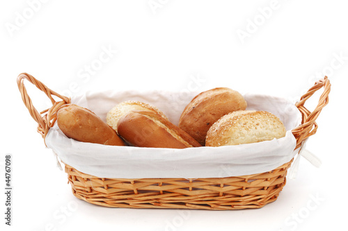 Foto: bread in wicker basket isolated on white bread in wicker basket isolated on white