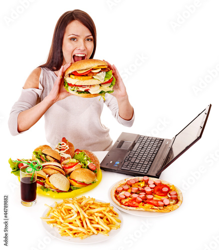 Foto: Woman eating junk food. Woman eating junk food.