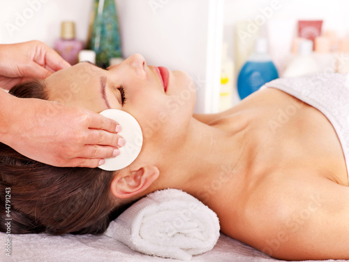 Foto: Woman getting facial massage . Woman getting facial massage .