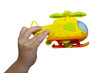 Foto: mano de niño jugando con avión mano de niño jugando con avión