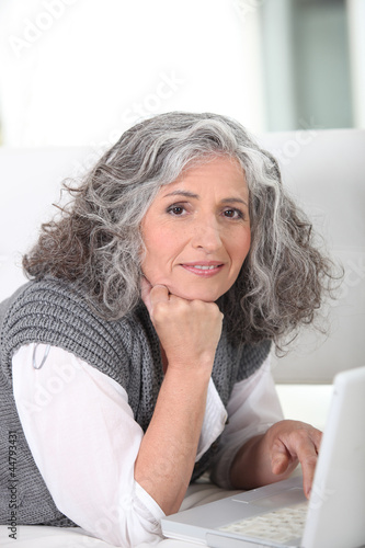 Foto: Older woman surfing the internet Older woman surfing the internet