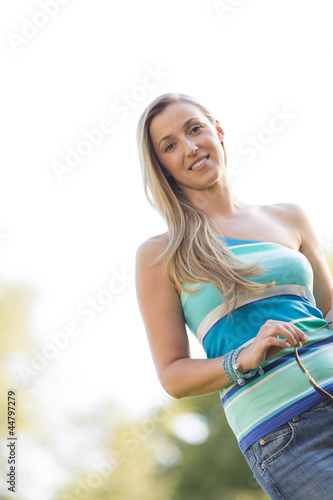 Foto: Frau im Gegenlicht an einem sonnigen Tag Frau im Gegenlicht an einem sonnigen Tag