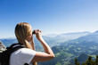 Mit Fernglas in die Ferne schauen