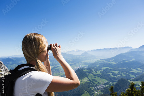 Photo: Mit Fernglas in die Ferne schauen Mit Fernglas in die Ferne schauen