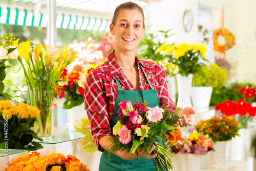 Photo: Floristin mit Blumen in Blumenladen Floristin mit Blumen in Blumenladen