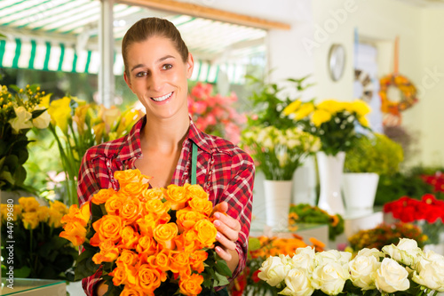 Photo: Floristin mit Blumen in Blumenladen Floristin mit Blumen in Blumenladen