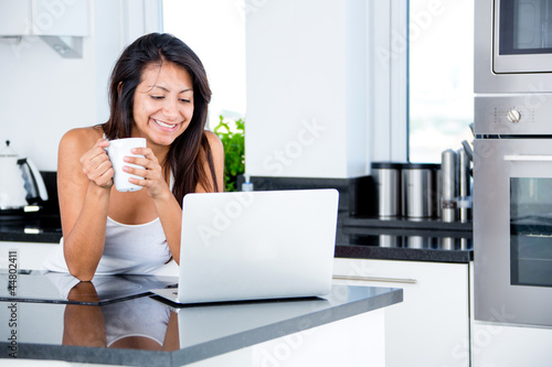 Foto: Woman checking emails in the morning Woman checking emails in the morning