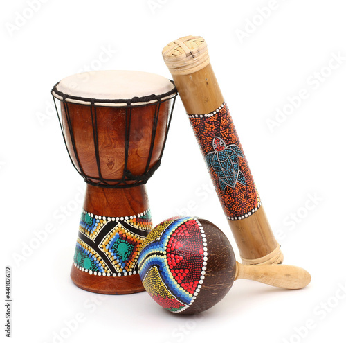 Photo: Djembe Regenmacher und Maracas freigestellt Djembe Regenmacher und Maracas freigestellt