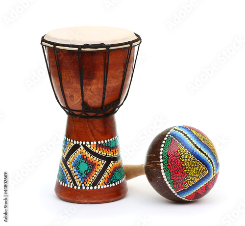 Photo: Djembe und Maracas freigestellt Djembe und Maracas freigestellt