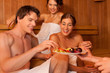 Foto: Vier Leute oder Freunde in der Sauna Vier Leute oder Freunde in der Sauna