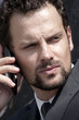 uomo al telefono pensieroso