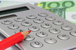 euro mit taschenrechner und stift