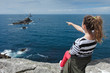 Photo: Enfant montre la pointe du Raz Enfant montre la pointe du Raz