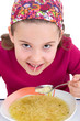 Mädchen beim Suppe schlürfen