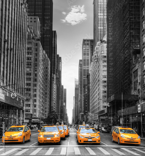Fototapeta Avenue avec des taxis à New York.