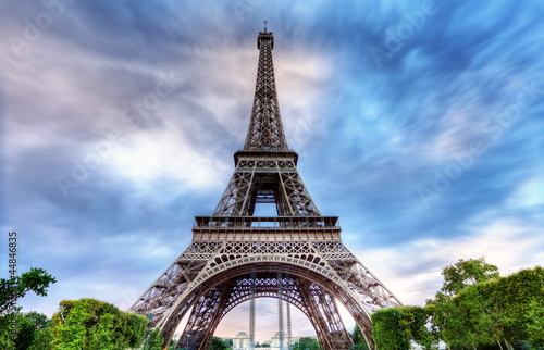 Photo: Ciel tourmenté au dessus de la Tour Eiffel. Ciel tourmenté au dessus de la Tour Eiffel.
