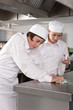 Foto: Trainee chefs cleaning work surface in commercial kitchen Trainee chefs cleaning work surface in commercial kitchen