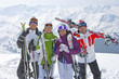 Foto: Portrait of smiling senior couples with skis on snowy mountain Portrait of smiling senior couples with skis on snowy mountain