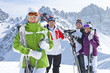 Foto: Portrait of smiling senior couples with skis on snowy mountain Portrait of smiling senior couples with skis on snowy mountain