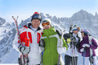 Foto: Portrait of smiling senior couples with skis on snowy mountain Portrait of smiling senior couples with skis on snowy mountain
