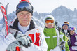 Foto: Close up portrait of smiling senior couples with skis Close up portrait of smiling senior couples with skis