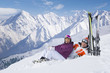 Foto: Portrait of smiling senior couple with skis laying on snowy mountain Portrait of smiling senior couple with skis laying on snowy mountain