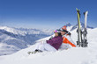 Foto: Senior couple with skis sitting on snowy mountain Senior couple with skis sitting on snowy mountain