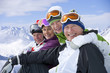 Foto: Portrait of smiling couples on snowy mountain Portrait of smiling couples on snowy mountain