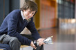 Foto: Portrait of smiling male student in school uniform holding trophy in school corridor Portrait of smiling male student in school uniform holding trophy in school corridor
