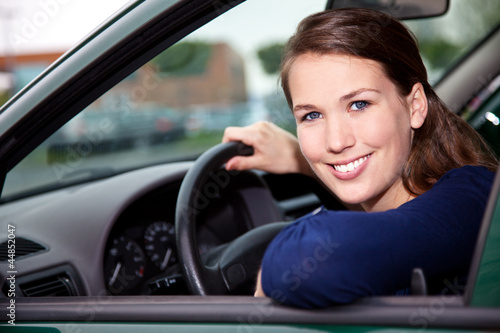 Photo: Attraktive Autofahrerin Attraktive Autofahrerin