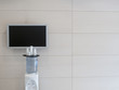 Foto: Television monitor on wall near water cooler in office Television monitor on wall near water cooler in office