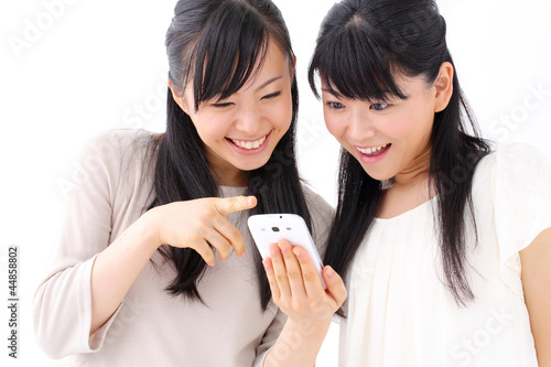 Photo: スマートホンを見る女の子二人 スマートホンを見る女の子二人