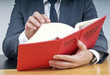 Notar oder Anwalt liest im Deutschen Gesetzbuch