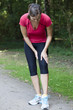 Frau hat Krampf beim Joggen