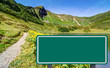 Schild am Gebirgsweg mit See