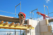 Foto: Bauarbeiter auf Holzverschalung Bauarbeiter auf Holzverschalung