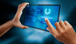Foto: woman hands using a digital tablet woman hands using a digital tablet
