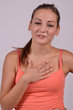 Photo: junge frau mit hand auf brust junge frau mit hand auf brust