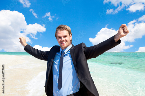 Photo: erfolgreicher businessmann am strand erfolgreicher businessmann am strand